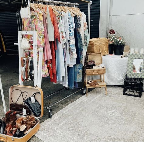 Flea Market Stand Ideas, Indoor Clothing Booth Display Ideas, Thrift Vendor Booth, Flea Market Clothes Display, Thrift Stall Ideas, Clothing Pop Up Shop Ideas Indoor, Boho Flea Market Booth, Market Set Up Ideas Clothing, Cute Flea Market Outfits