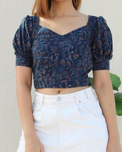 Printed Crop Top Outfit, Crop Tops Blouse Designs, Ajrakh Skirt And Top, Ajrakh Top Designs, Crop Top Blouse Design, Cotton Short Top Designs, Cotton Tops Designs For Jeans Latest, Cotton Crop Top For Jeans, Cute Cotton Tops