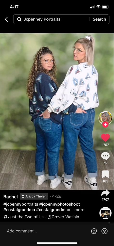 Siblings Photoshoot Outfit Ideas, Awkward Family Photos Outfits, Funny Sister Christmas Pictures, Akward Christmas Pictures, Jcp Awkward Photos, Hands In Back Pockets Pose, 90s Family Photoshoot Christmas, Bff Photoshoot Poses Funny, Friend Family Photoshoot