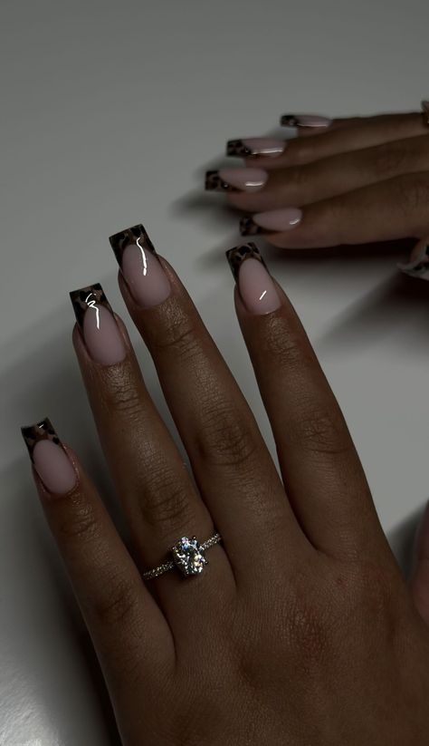 Nails Idea Black Women, Nail Inspo Square Black, Cool French Tip Nail Designs Square, Christmas Nails 2024 Short, French Nails Black Women, Nail Art Court, Simple Square Nail Designs, Nail Art 2024, Ongles Y2k