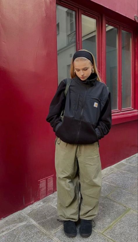 Wintwe Outfits 2023, Carhartt Street Style Womens, Winter Gorpcore Outfits, Baggy Pants Winter Outfit, Gorpcore Women Outfits, Arctyrex Outfit, Baggy Fit Women, Autumn Outfits Streetwear, Carhartt Pants Outfits Women