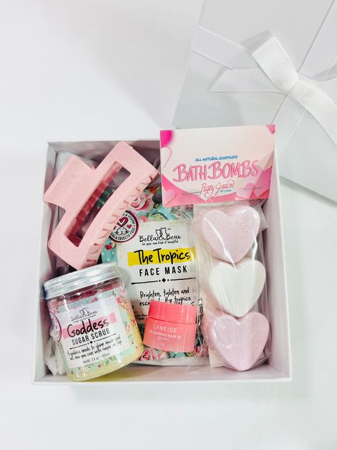 Gift Box Ideas Birthday Best Friend Aesthetic, Friendship Gift Box Ideas, Gift Small Box Ideas, Girly Gift Box Ideas, Birthday Kit Ideas, Small Birthday Box Ideas, Gift Box Small Business, Small Gifts For Teenage Girl, Small Gift Ideas For Best Friend