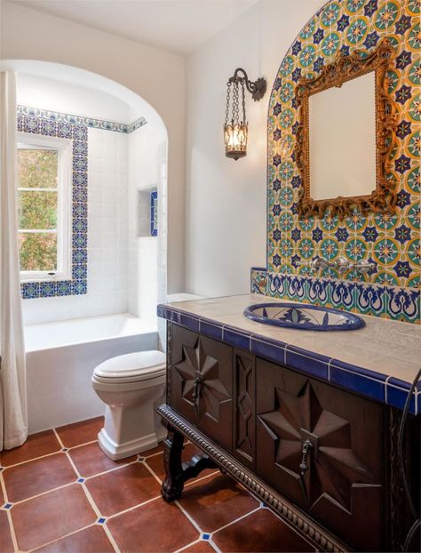 Spanish Style Tile, Spanish Style Bathrooms, Spanish Bathroom, Hacienda Homes, Spanish Home Decor, Visuell Identitet, Hacienda Style Homes, Colonial Interior, Luxury Door