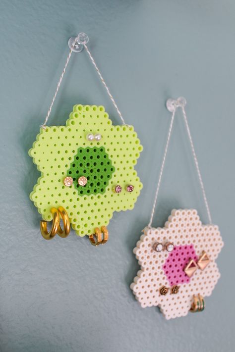 Melted Perler Bead Bracelet, Melty Bead Designs 3d, Perler Beads Jewelry Holder, Melty Bead Crafts, Perler Beads Decoration, Earring Holders Diy, Perler Crafts Projects, Perler Beads Hexagon Patterns, Peeler Bead Earring Holder