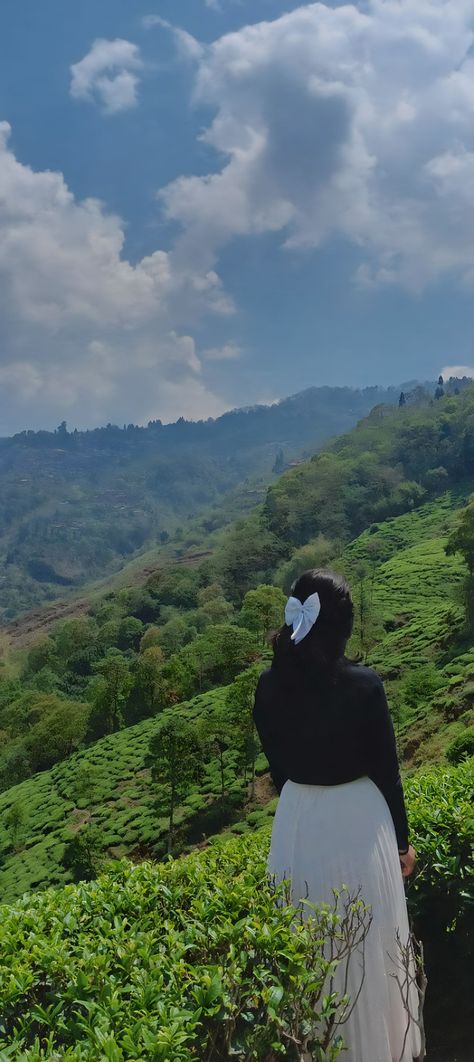 Darjeeling Trip Outfit Ideas, Outfit Ideas For Hill Station In Summer, Poses In Mountain Women, Hidden Poses For Women, Picture Poses In Nature, Kodaikanal Outfit Ideas, Outfit Ideas For Vacation In Hills, Poses For Trip Pictures, Sikkim Aesthetic Photos