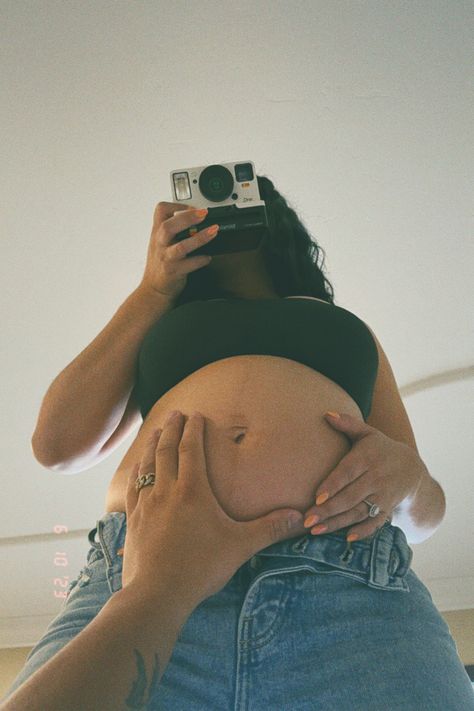 Maternity Pictures Without Face, Pregnant Pool Pictures, No Face Maternity Photo, Alt Maternity Photos, Maternity Polaroid Pictures, Faceless Maternity Photos, Cute Pregnant Couples, Polaroid Baby Announcement, Polaroid Maternity Pictures