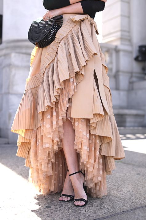 A J.Crew Collection ruffle wrap skirt // See the full outfit on Atlantic-Pacific Ruffle Wrap Skirt, Detail Couture, Mode Hippie, Jcrew Collection, Mode Boho, Skirt Maxi, Looks Street Style, A Skirt, Mode Inspo