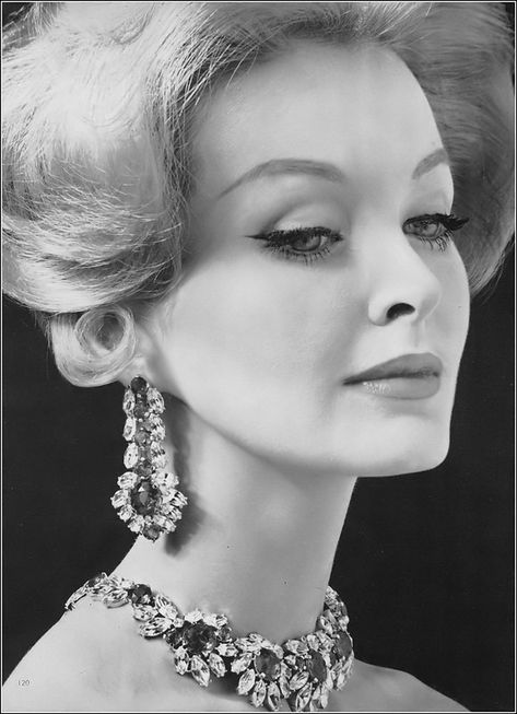 1959 Fashion, 50s Jewelry, Vogue Jewelry, 1950s Jewelry, Magazine Fashion, Jewelry Ads, Fashion Articles, Jewelry Photography, Black Spinel