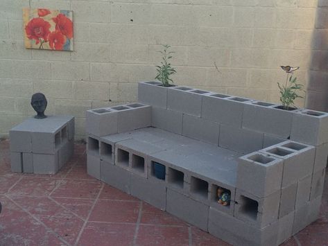 Homemade Outdoor Furniture, Cement Bench, Cinder Block Furniture, Cinder Block Bench, Ikea Outdoor, Cinder Block Garden, Outdoor Patio Diy, Cinder Blocks, Diy Patio Decor