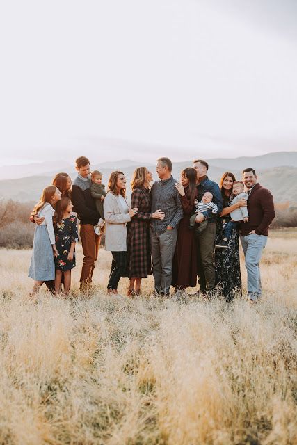 Entire Family Pictures Group Shots, Family Of 13 Photoshoot, Big Family Photo Prompts, Posing Big Families, Family Photos 11 People, Family Picture Poses 8 People, Fall Family Photos 7 People, Fall Family Photos Big Family, Multi Family Photoshoot