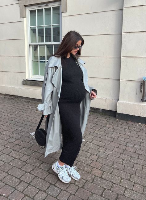 Shop details in the LTK App Cool Maternity Outfits, Chic Pregnancy Outfits, Pregnancy Winter Outfits, Chic Pregnancy Style, Pregnacy Fashion, Maternity Capsule Wardrobe, Prego Outfits, Pregnancy Fashion Winter, Fall Maternity Outfits