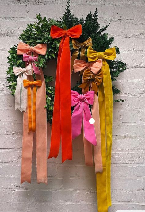 Pretty Christmas Wreath, Christmas Eclectic, School Christmas Tree Decorations, Kitchy Christmas Aesthetic, Ribbon Garland Christmas, Christmas Decorations For Windows, Christmas Decor Ideas Anthropologie, Holiday Hanging Decor, Eclectic Holiday Decor