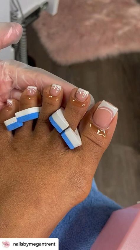 Nails Bday, Baddie Short Acrylic Nails, Baddie Toe Nails, Pedicured Toes, French Toe Nails, Gel Toe Nails, Acrylic Toe Nails, Acrylic Toes, Pretty Toe Nails