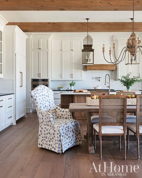 Providence Design on Instagram: “It’s Friday & Fabulous!!!✨✨✨ Truly love this home that we did for our sweet client! #providencedesigninteriors” Casual Southern Home Decor, 9 Foot Kitchen Island, Modern Southern Home, Southern Interior, Southern Traditional, Southern Kitchens, Dream Kitchens, Brick Flooring, White Cabinetry