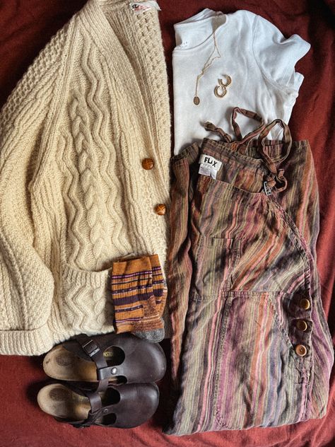 Comfy Thrift Outfits, Casual Everyday Mom Outfits, Cozy Knitted Sweater, Salted Granola Fall Outfits, Thrifted Fall Outfits Vintage, Cold Weather Earthy Outfits, Womens Granola Style, Vintage Comfy Outfit, Earthy Vintage Outfits