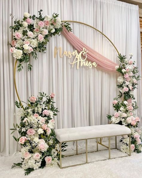 Engagement Flowers Decoration, Engagement Backdrop Ideas Simple, Engagement Party Ideas Indian, Circle Backdrop With Flowers, Dekor Engagement Simple, Simple Backdrop Wedding, Engagement Decorations Backdrop, Simple Intimate Wedding Ideas, Engagement Ideas Decoration