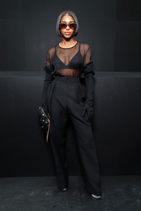 All Black New York Outfit, Black Fashion Week Outfit, What To Wear To A Fashion Show Outfit Ideas, La Fashion Week Outfit Ideas, Black Tie Looks For Women, Fashion Week Outfit Ideas Inspiration, Front Row Fashion Show Outfit, Berlin Outfit Club, Mesh Turtleneck Outfit