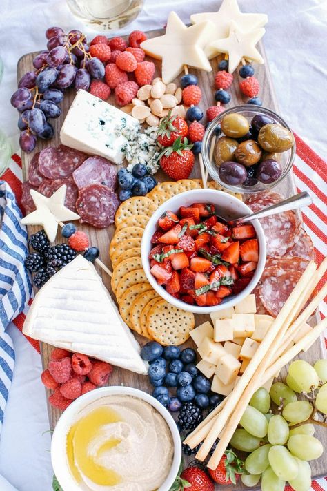 Red, White and Blue Patriotic Cheeseboard | 4th of July party ideas, 4th of July desserts and more from @cydconverse Patriotic Food, 4th Of July Desserts, Fourth Of July Food, Fourth Of July Decor, 4th Of July Celebration, Pinot Grigio, Recipe Roundup, 4th Of July Party, Food Platters