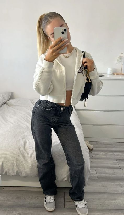 Cute Summer Jackets, Katy Gibbs Outfits, Basic Feminine Outfits, Katy Gibbs, College Outfits Uk, Outfit Campus, Campus Outfit, Looks Pinterest, Fashion Nova Outfits