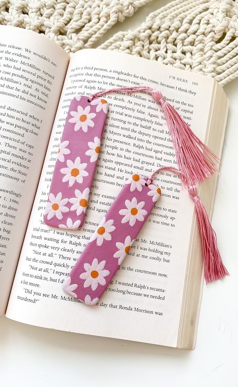 Borndifferentstudio - Etsy Polymer Clay Bookmark, Clay Bookmark, Daisy Bookmark, Diy Gift For Bff, Disney Princess Babies, Reading Bookmarks, Clay Keychain, Clay Magnets, Teachers Day Gifts