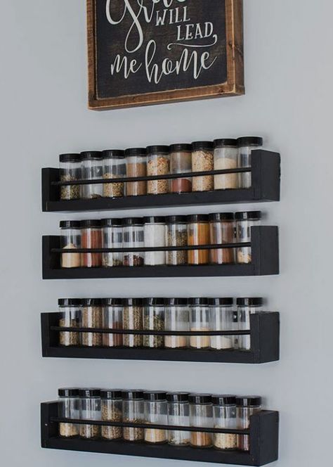 Potinhos compridinhos Desain Pantry Dapur, Mounted Spice Rack, Spice Rack Organization, Koti Diy, Desain Pantry, Kitchen Spice Racks, Kitchen Organization Pantry, Spice Racks, Kitchen Organisation