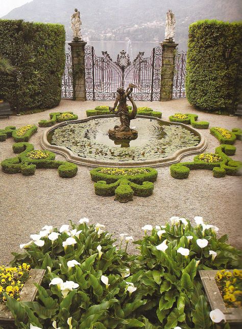 ~  Villa Carlotta - Lake Como, Italy ~ gardenrooms.typepad.com Formal Garden, Easy Landscaping, Italian Garden, Chateau France, Formal Gardens, Traditional Garden, Pergola Plans, Lake Como, Shade Garden