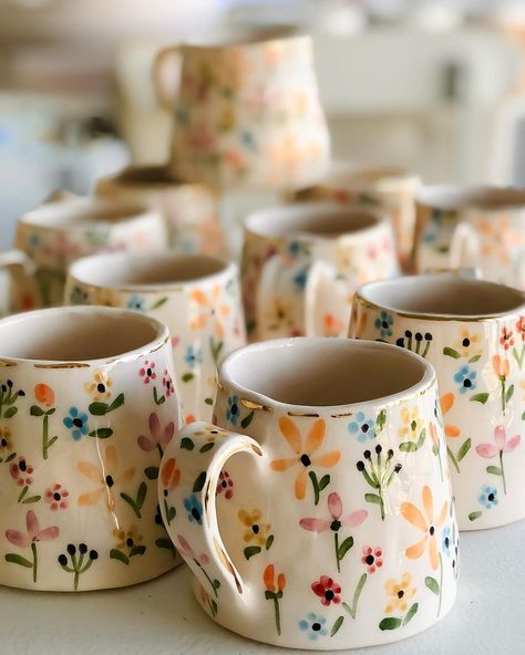 Love in Pottery sur Instagram : lovely ceramic mug collections by @ceramicobyzelis ! 🙈😘💚 FOLLOW👉 @loveinpottery for more pottery contents ☕️ ! Credit 📷💚… Diy Keramik, Ceramic Cafe, Diy Pottery Painting, Pottery Painting Designs, Keramik Design, Painted Mugs, Ceramic Tea Cup, Pottery Crafts, Diy Pottery