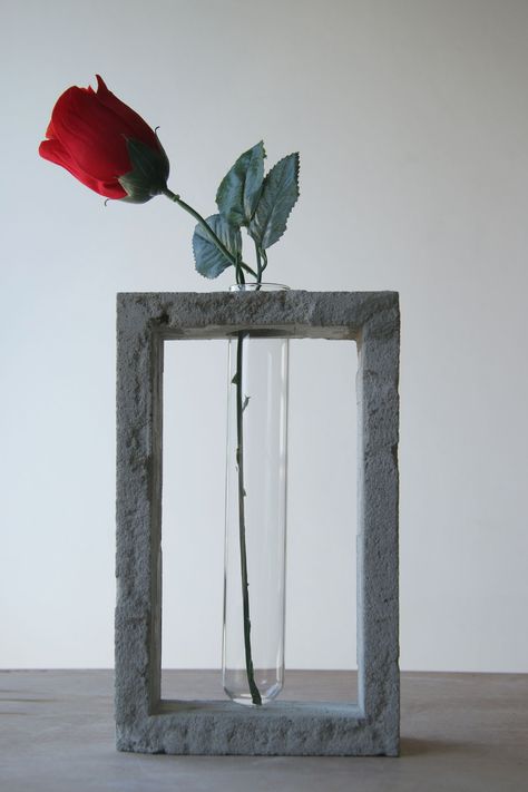 Concrete Vase, Planters Diy, Diy Concrete Planters, Modern Art Sculpture, Cement Diy, Concrete Diy Projects, Concrete Vases, Plant Box, Diy Concrete