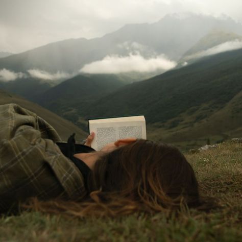 Reading In Nature, Mood Reader, Fall Traditions, Mountain Photoshoot, Green Academia, Reading Spot, Trendy Products, Happy Books, Couple Picture Poses