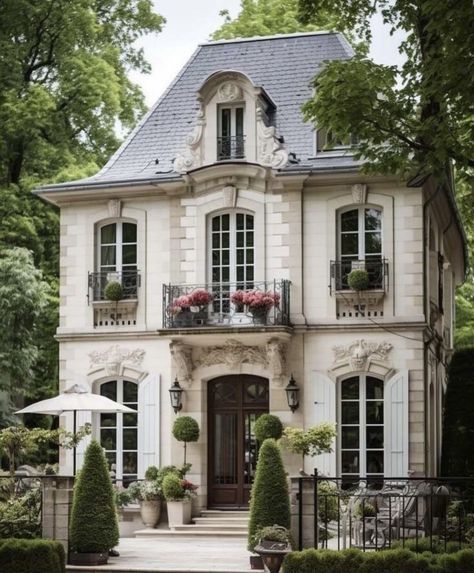 Alla inlägg • Instagram French Country Exterior, French Style Homes, Backyard Flowers, Lots Of Windows, Casa Vintage, French Architecture, French Cafe, Cottage Plan, French Country Cottage