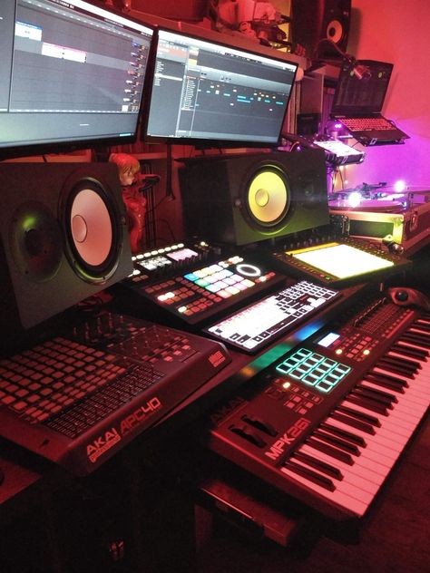 Small Music Studio Ideas, Drake Travis Scott, Music Production Equipment, Home Recording Studio Setup, Recording Studio Setup, Producer Studio, Small Game Rooms, Home Studio Ideas, Roddy Ricch