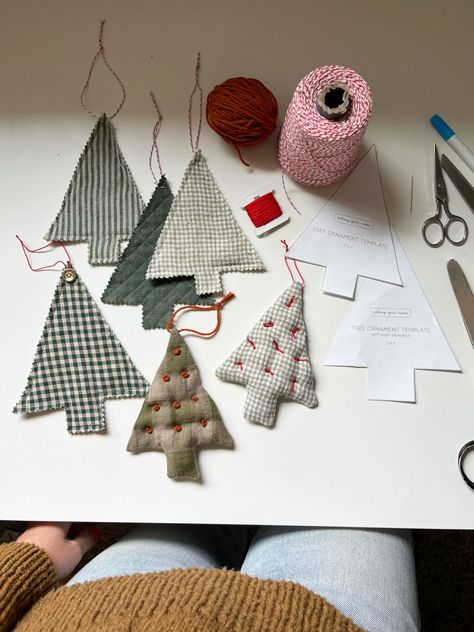 DIY Fabric Tree Ornaments - Bethany Lynne Makes Christmas Diy Fabric Crafts, Diy Sewing Christmas Decorations, Patchwork Christmas Ornaments, Cardboard Christmas Tree Ornaments, Homemade Christmas Tree Decor, Diy Christmas Decor With Kids, Diy Trees Christmas, Homemade Orderments, Christmas Tree Fabric Ornaments