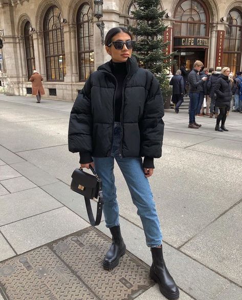 3,306 aprecieri, 23 comentarii - Zara Street Style🖤 (@zarastreetstyle) pe Instagram: „📸: @soniaheartsfashion Zara coat🖤ref: 4341/202/800✨✨✨ #zara #zaraeurope #zarastyle #zaralover…” Puffer Jacket Outfits, Winter Outfits 2020, Winter Mode Outfits, Puffer Jacket Outfit, Winter Outfits Cold, Streetwear Mode, Cold Outfits, Blazer Outfit, Black Puffer Jacket