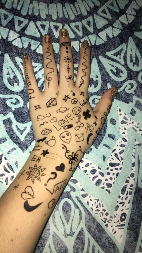 Sharpie hand doodle 💖 Hand Sharpie Tattoo, Sharpie Hand Doodles, Sharpie Tattoo, Tattoo Main, Arm Drawing, Tato Henna, Notebook Doodles, Pretty Hand Tattoos, Sharpie Tattoos