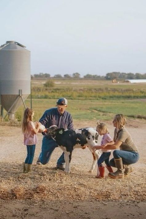 Farm Life With Family, Farm Lifestyle Photography, Farmers Wife Aesthetic, Country Mom Aesthetic, Farmer Boyfriend, Family On A Farm, Farmer Lifestyle, Farmer Aesthetic, Farm Wife Life