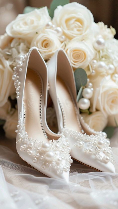 Bouquet Of White Roses, Shoes Bride, Wedding Shoes Lace, Fashion Shoes Heels, Shoe Image, Wedding Shoes Bride, Winter Bride, White Wedding Shoes, Shoes Stand