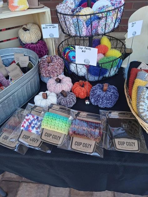 How To Display Crochet Items, Market Displays Booth Ideas Crochet, Crochet Sale Display, Crochet Displays Craft Show, Crochet Craft Booth Display Ideas, Display Crochet Items Craft Fairs, Crochet Craft Fair Set Up, Vendor Booth Display Ideas Crochet, Craft Show Booth Display Ideas Crochet