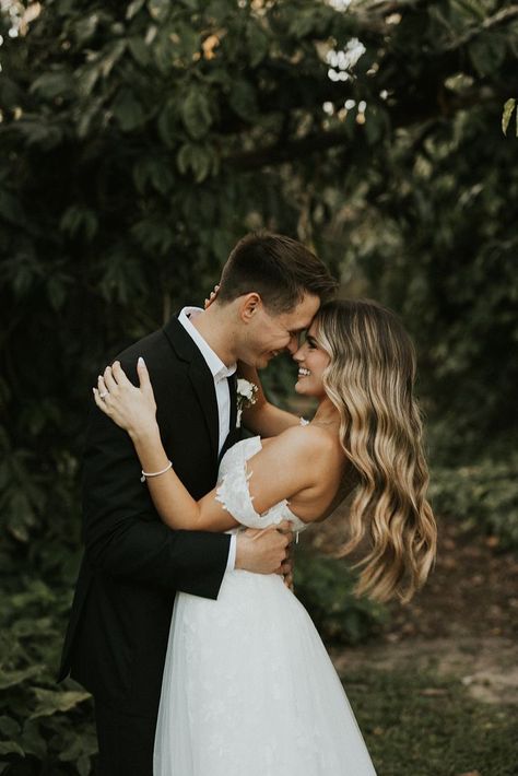 Bride And Groom Photoshoot Ideas, Must Have Bride And Groom Photos, Must Take Wedding Pictures, Small Wedding Party Photos, Garden Wedding Hair, Wedding Family Portraits, Simplistic Wedding, Photos Of The Bride, Bride And Groom Wedding Photos