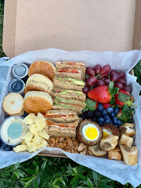 Picnic, Afternoon Tea, Spring Picnic Foods Aesthetic, Picnic Takeaway Food, Afternoon Tea Picnic Ideas, Beach Picnic Snacks, Breakfast Ideas Picnic, Picnic Afternoon Tea, Cute Picnic Sandwiches, Homemade Picnic Food, Spring Picnic Food Ideas