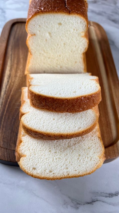 Soft, fluffy keto low carb white bread made with egg white protein powder Egg White Bread, Protein Bread Recipe, Gf Bread Recipe, Flourless Bread, Egg White Protein Powder, Egg White Recipes, Egg White Protein, White Bread Recipe, Lowest Carb Bread Recipe