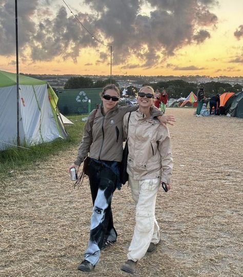 lila moss with stella jones at the glastonbury festival Festival Outfits Glastonbury, Lila Moss Glastonbury, Lost Village Festival Outfit, Glastonbury Outfits 2024, Glastonbury Aesthetic, Kate Moss Glastonbury, Glastonbury Festival Outfit, Rainy Festival Outfit, Lost Village Festival