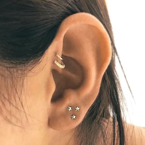 A trilogy of stars adorn the lobe of this attractive #CuratedEar! Beautifully contrasting with the bright hoops higher up on the earhead, this stunning Yellow Gold triangle is a great example of how three simple piercings make a big impact act in an ear. (Shop this Style - Link in our Profile)⠀⠀⠀ .⠀⠀⠀ : @pennypiercer⠀⠀ .⠀⠀⠀ #mariatash #earcandy #diamond #CuratedEar #tashrook #tashrookpiercing #earhead #earheadpiercing⠀⠀ #goldjewelry #piercer #earrings #jewlery #bijoux #piercing Triple Piercing, Ear Peircings, Star Earring, Maria Tash, Cute Ear Piercings, Cute Piercings, Hammered Hoop Earrings, Lobe Piercing, Helix Earrings