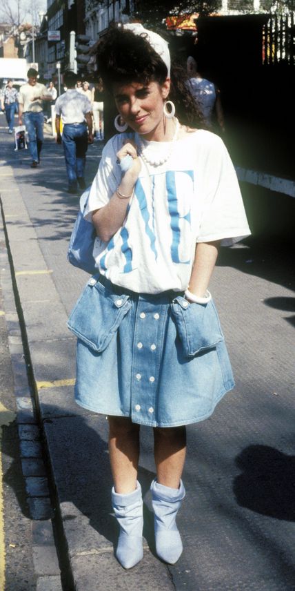 1980s: This oh-so-'80s street style photo (that hair!) showcased the denim skirt with a shorter hem and extra details. Grunge Style Outfits, 1980s Outfits, Style Année 80, Look 80s, 1980s Fashion Trends, 80s Party Outfits, 80s Fashion Trends, 80s Look, 80 Fashion