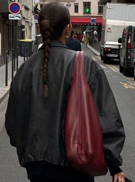 Winter Bags 2024, Red Hobo Bag, Dark Red Bag Outfit, Leather Purse Aesthetic, Vintage Bags Aesthetic, Fall Bags 2024, Red Purse Aesthetic, Bag Trends 2024, Red Shoulder Bag Outfit