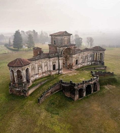 Ancient Archeology, Deserted Places, Fantasy Buildings, Aerospace Design, Desert Places, Old Abandoned Buildings, Historical Homes, Abandoned Mansion, Forgotten Places