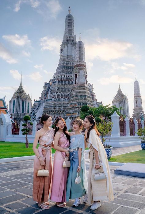 Bangkok Aesthetic Outfit, Thailand Fashion Outfits Street Style, Thailand Girls Trip, Thai Outfits Traditional, Wat Arun Bangkok Outfit, Thailand Fashion Outfits, Bangkok Outfit Travel Ootd, Thailand Lookbook, Thailand Temple Outfit