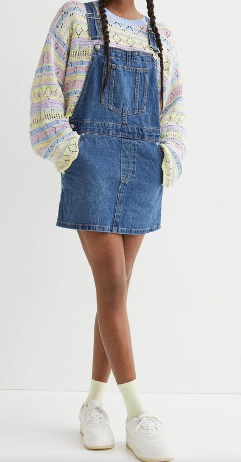 Overall Dress Outfit Spring, Denim Overall Dress Outfit Winter, Jean Skirt Overalls Outfit, Denim Overall Skirt Outfit, Overall Dress Aesthetic, Cute Outfits With Overalls, Dress Overalls Outfits, Overall Dress Outfit Winter, Denim Pinafore Dress Outfit