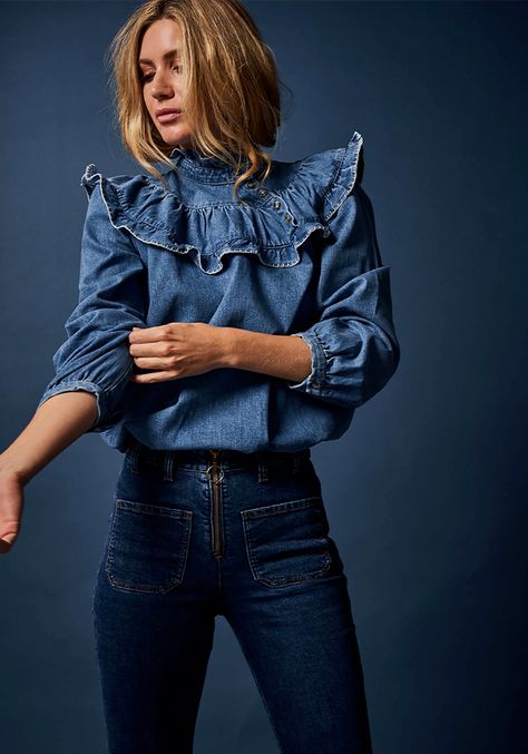 Denim Blouse Outfits, Chic Denim Outfits, Denim Blouse Women, Denim Shirt Outfit, Outfit Informal, Denim Top Women, Denim Street Style, Patterned Jeans, Fancy Blouses