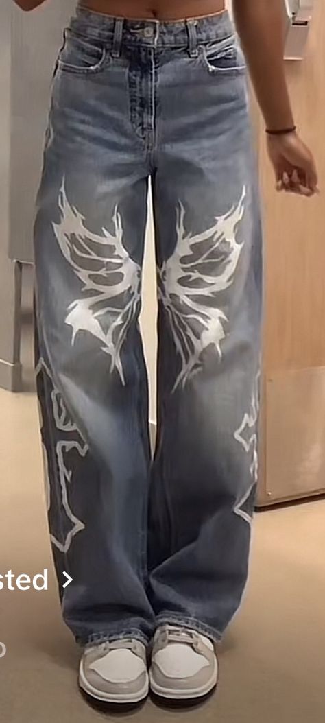 Bleach Paint Sweatpants, Jeans With Bleach Design, Customized Clothes Aesthetic, Bleach On Jeans Design, Skull Painted Jeans, Cool Designs To Paint On Pants, White Jeans Painting Ideas, Jeans Painting Aesthetic, Customized Jeans Ideas