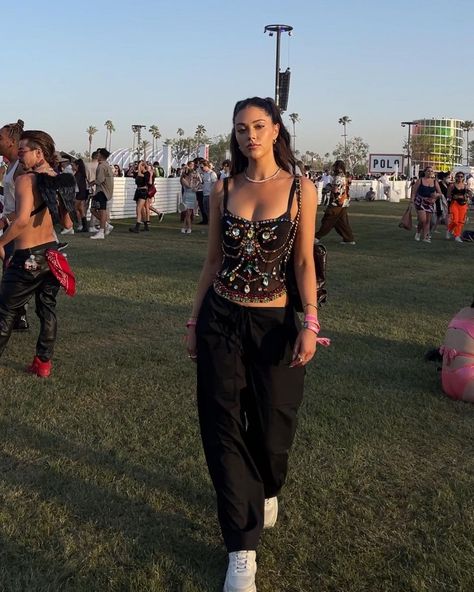 Wireless Festival Outfits, Coachella Ootd, Look Lollapalooza, Hard Summer Festival Outfit, Casual Rave Outfits, Neon Rave Outfits, Hard Summer Festival, Beach Festival Outfit, Jourdan Sloane